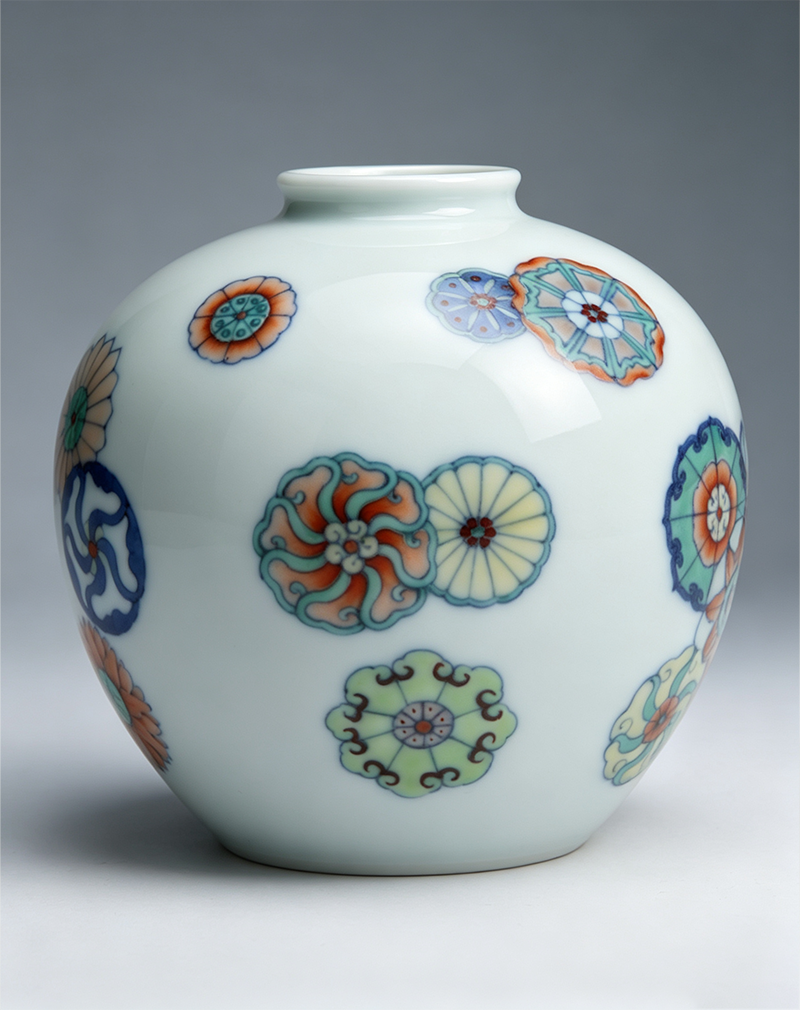 Doucai Apple-Shaped Zun with Ball-Flower Pattern